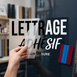 Lettrage adhésif sur mesure avec film de transfert pour mur, véhicules et vitres.